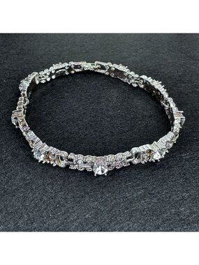 Vintage AVON NR Silver-Tone Rhinestone Crystal Bracelet 8 inch Fold Over Clasp